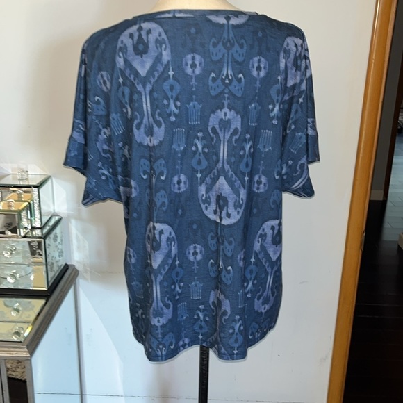 Chicos size 2 or Large Blue Patterned Women's Top.  Excellent condition - Picture 5 of 8